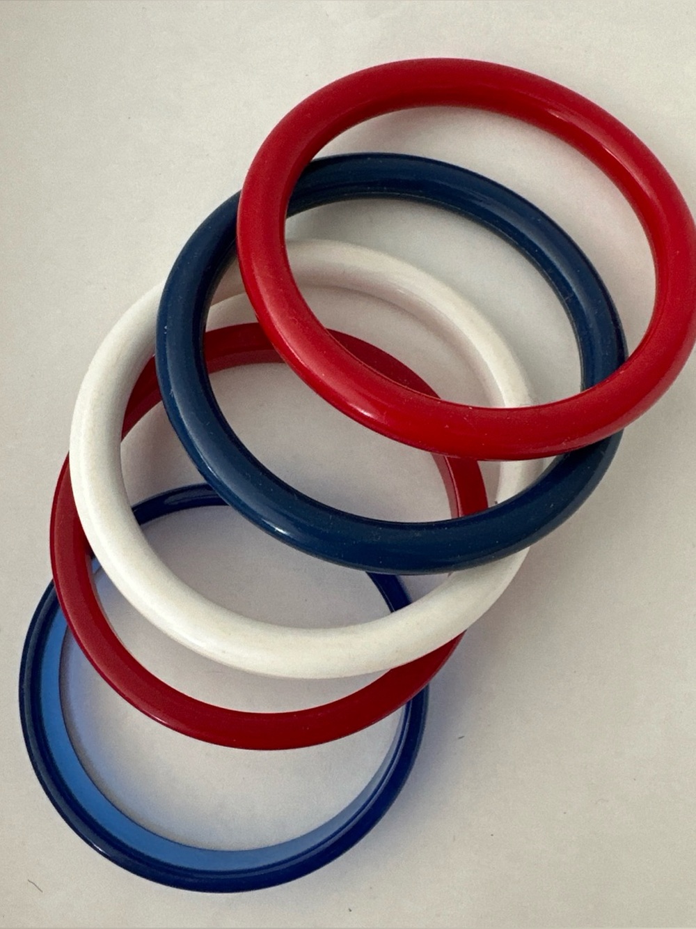 VINTAGE 5 RED WHITE AND BLUE BANGLE BRACELETS
